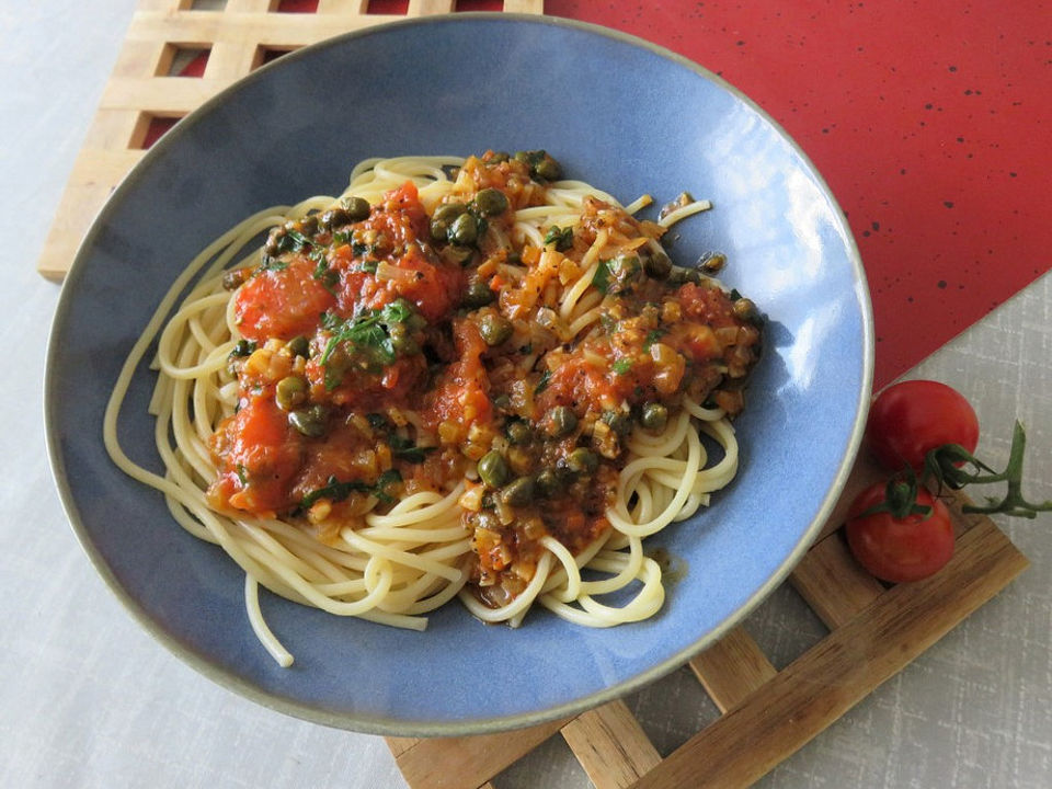 Spaghetti mit Tomate, Basilikum und Kapern von trekneb| Chefkoch