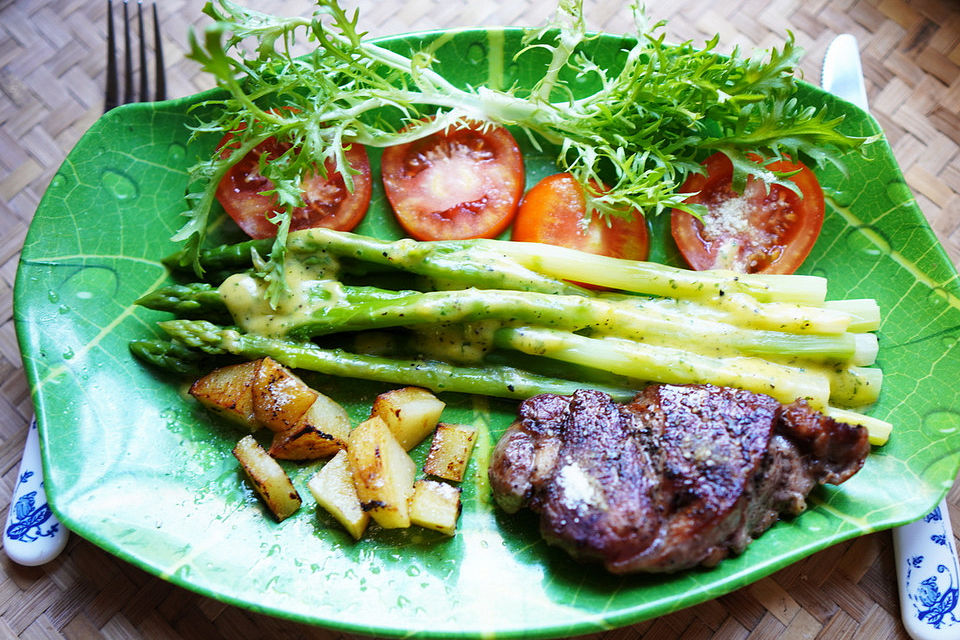 Kleine Hüftsteaks mit grünem Spargel und Kartoffeln