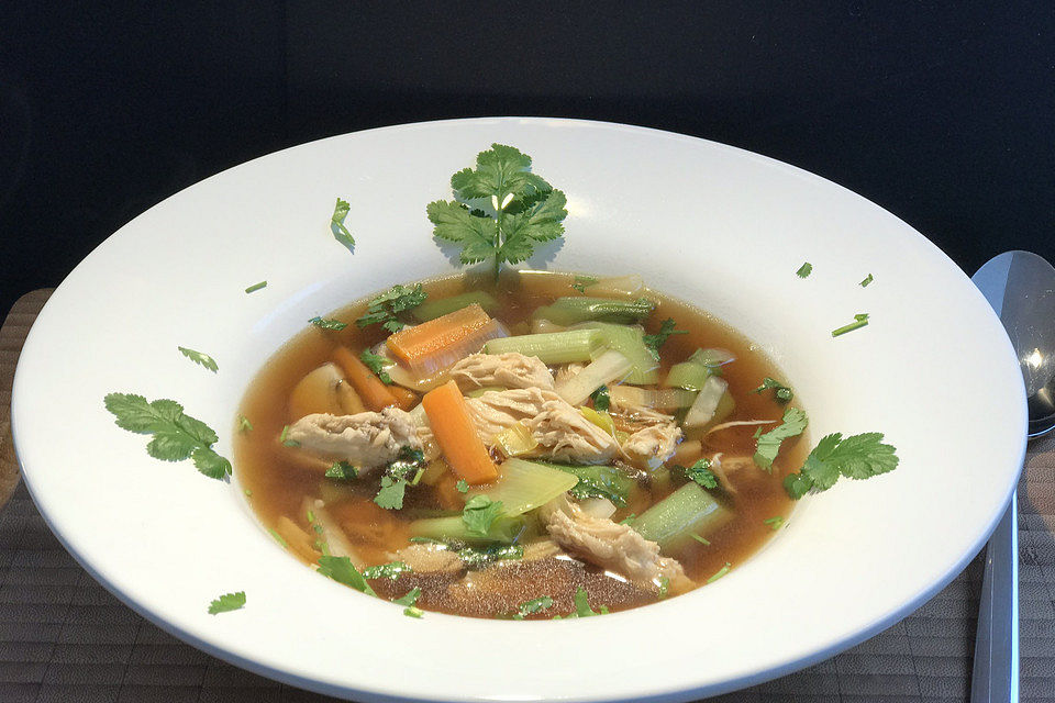 Asiatische Hühnersuppe mit Ingwer und Koriander