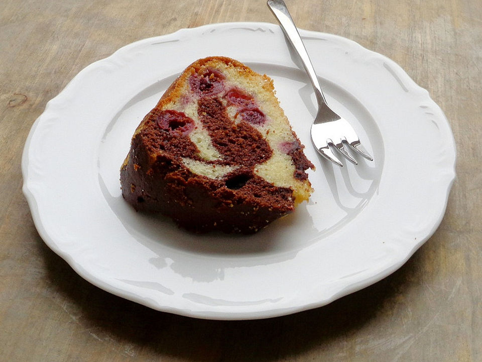 Marmor-Gugelhupf mit weißer Schokolade und Kirschen von _caramel_| Chefkoch
