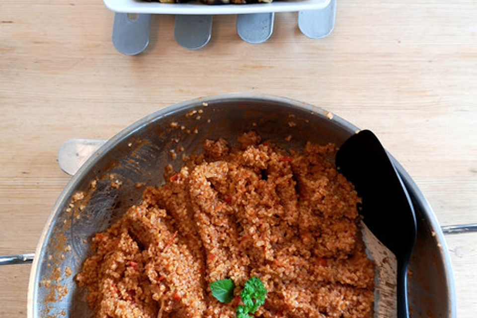 Bulgur mit Tomaten, Auberginen, und Zitronenjoghurt