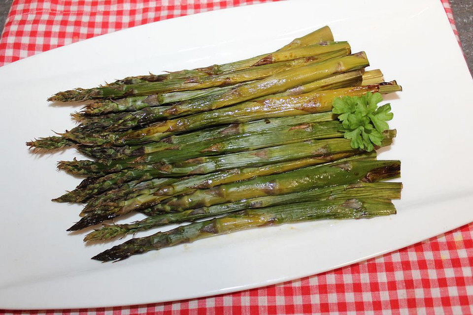 In Honig und Balsamico gebratener grüner Spargel