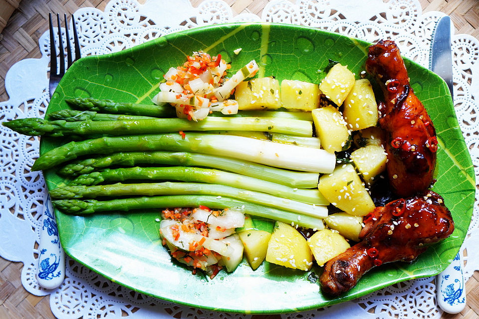 Frittierte Hühnerschlegel mit  Spargel und Kartoffeln