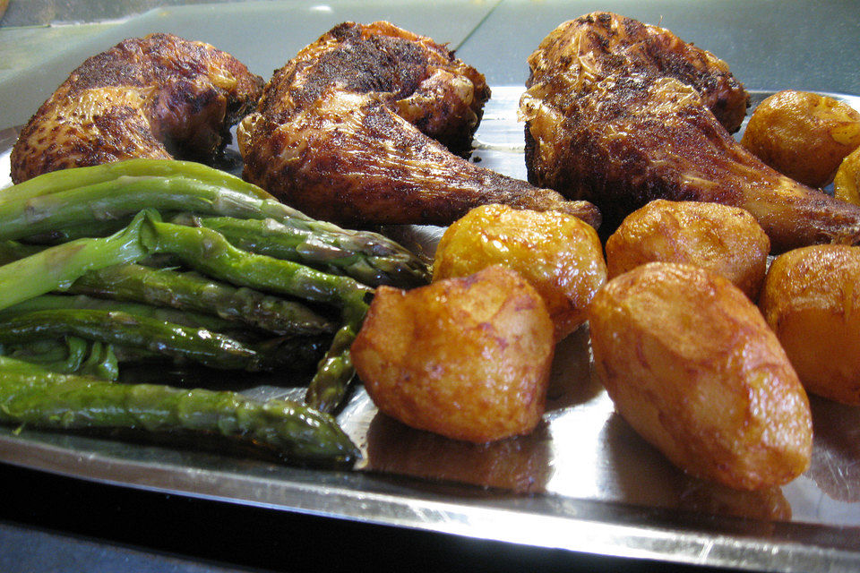 Frittierte Hühnerschlegel mit  Spargel und Kartoffeln