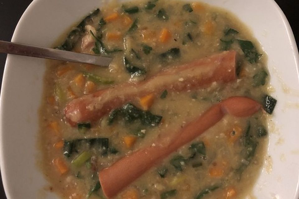 Erbsensuppe mit Würstchen