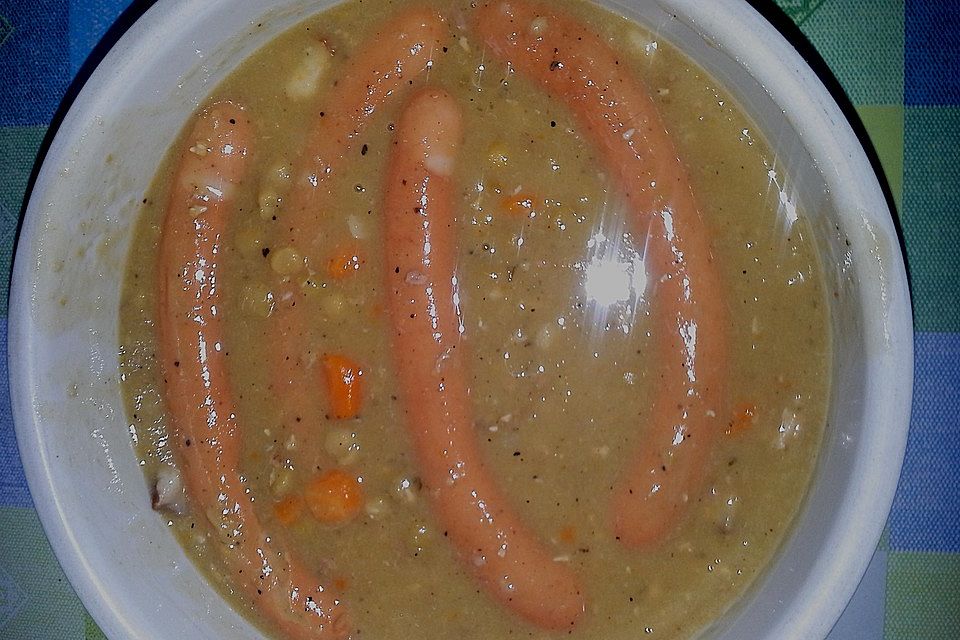 Erbsensuppe mit Würstchen