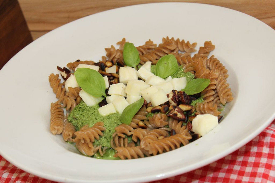 Caprese-Nudeln geschwenkt in selbstgemachtem Pesto