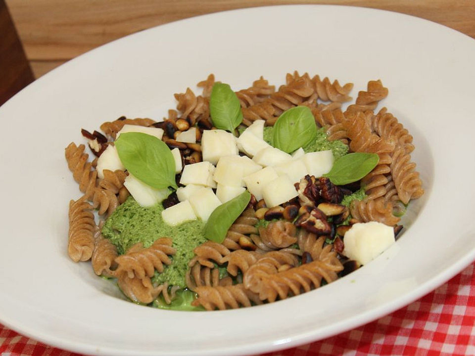 Caprese-Nudeln geschwenkt in selbstgemachtem Pesto von Stepptella| Chefkoch