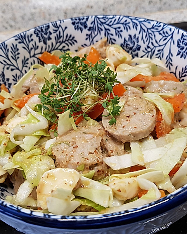 Spitzkohlsalat mit Weißwurst