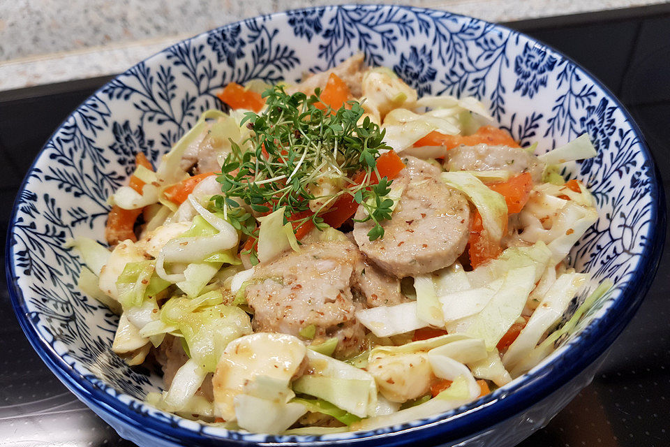 Spitzkohlsalat mit Weißwurst