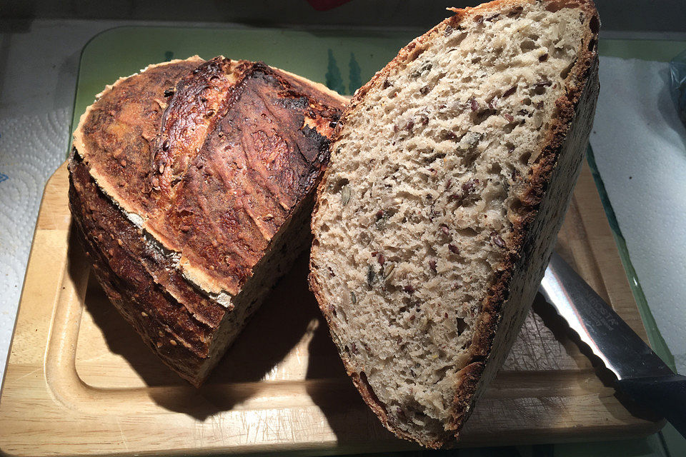 Sauerteig-Mehrkornbrot im Bräter oder Gusseisentopf gebacken