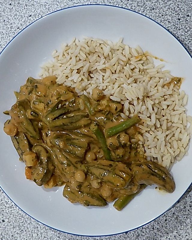 Curry mit Reis und Okraschoten