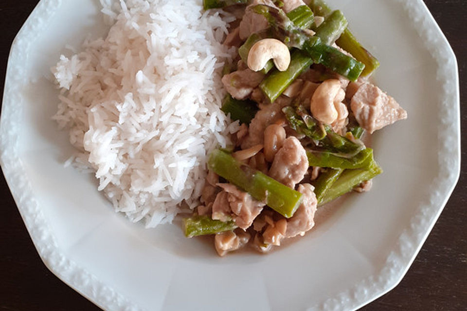 Grüner Spargel asiatisch mit Cashewkernen und Geflügel