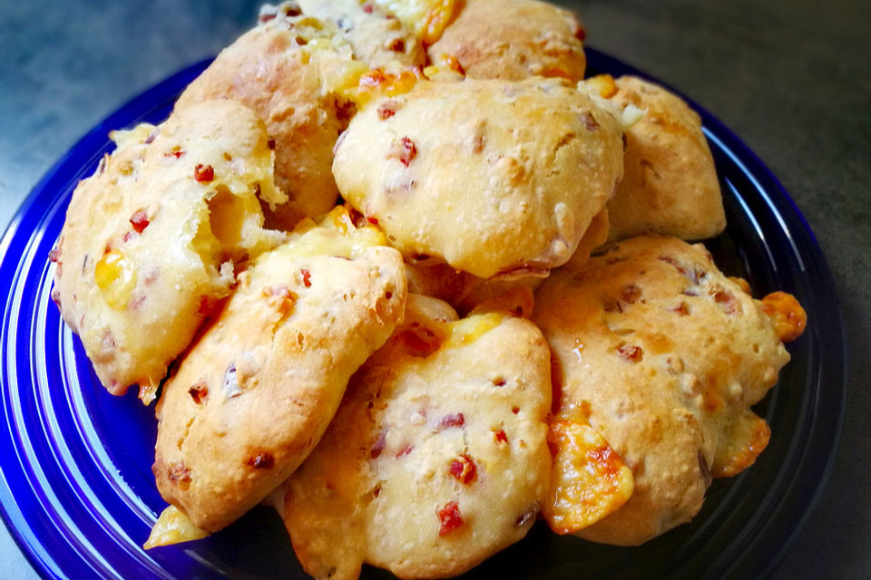 Schwäbische Knauzen - Speckbrötchen mit Käse und Zwiebel