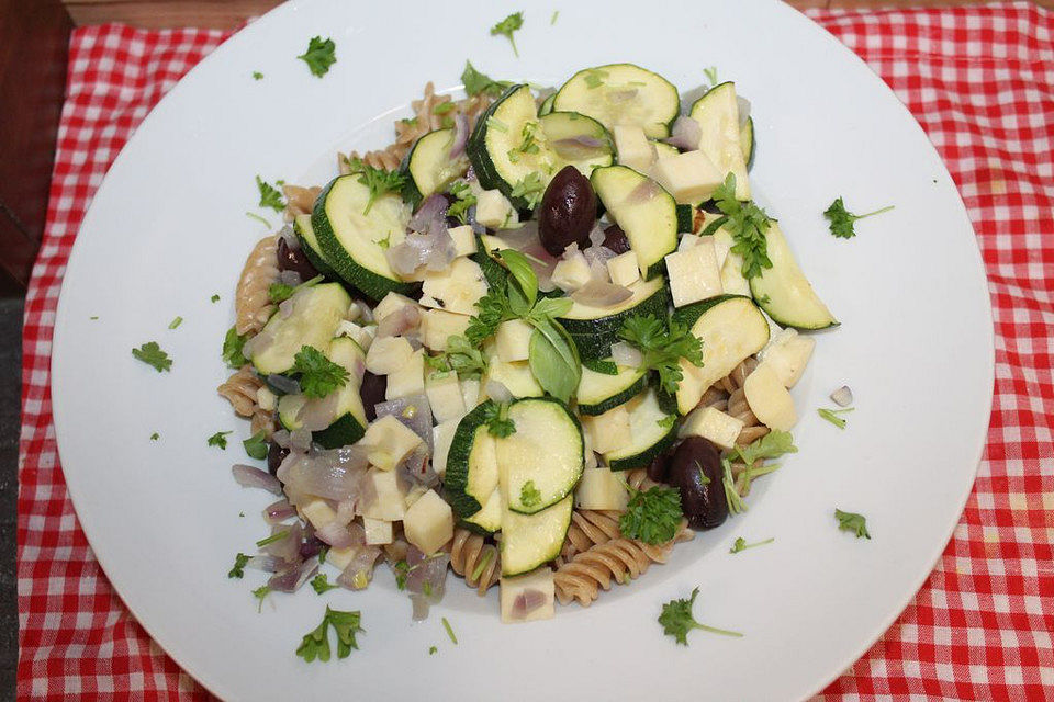 Zucchini-Feta-Nudeln mit Thymian und Oliven