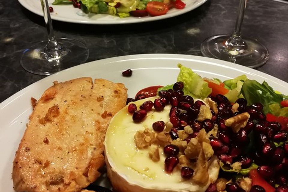 Leichter Salat mit gebratenem Ziegenkäsetaler und Lachs