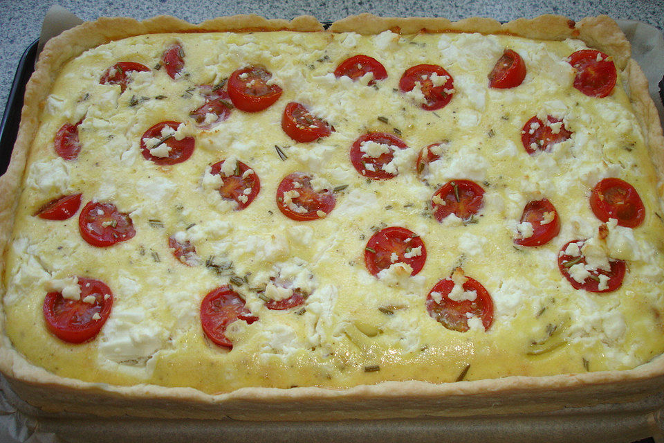 Quiche mit karamellisierten Zwiebeln, Tomaten, Feta und Rosmarin