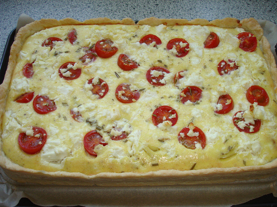 Quiche mit karamellisierten Zwiebeln, Tomaten, Feta und Rosmarin von ...