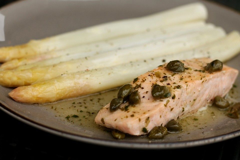 Lachs mit Kapern-Limetten-Butter