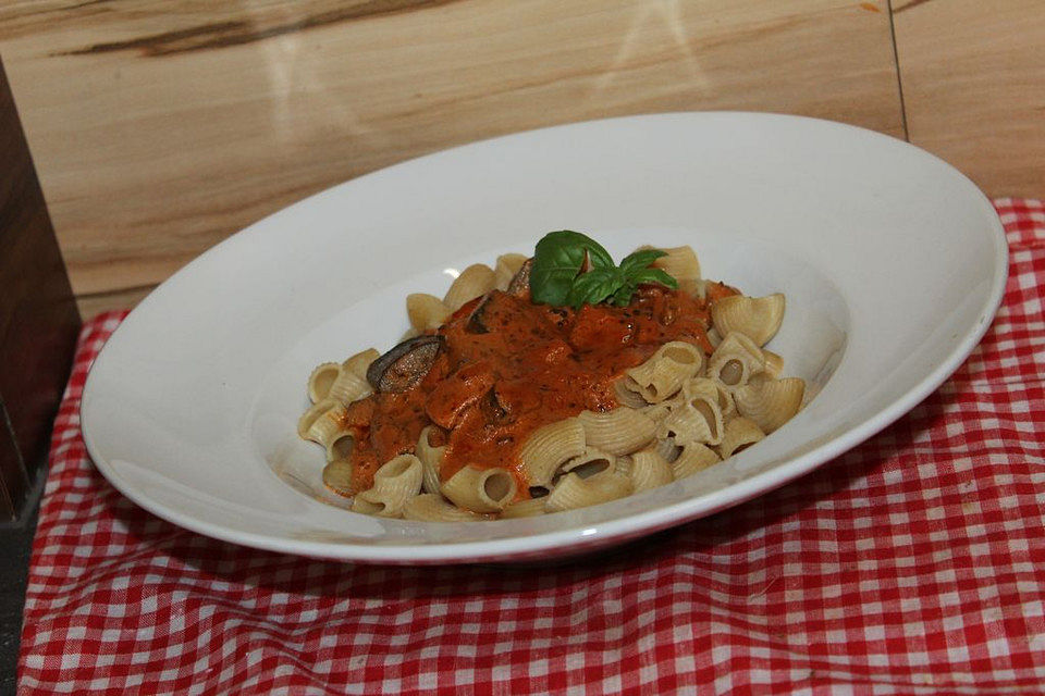 Tomaten-Sahne-Bärlauch-Zucchini-Sauce zu Hörnchen-Vollkorn-Pasta