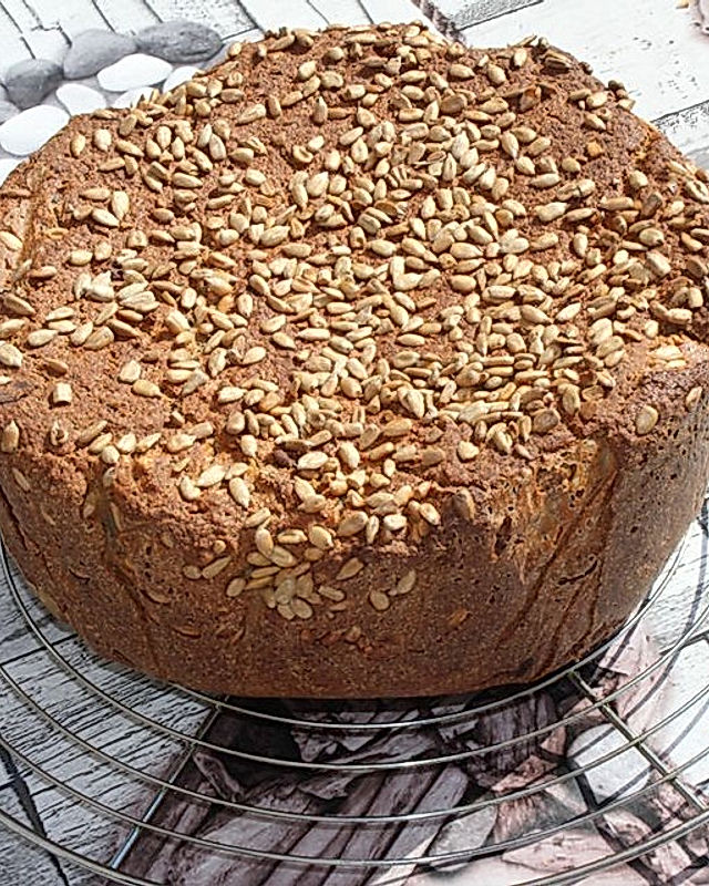 Dinkel-Weizen-Sauerteig-Vollkorn-Brot mit Sonnenblumenkernen, Kürbiskernen und Brotgewürz aus dem Bräter