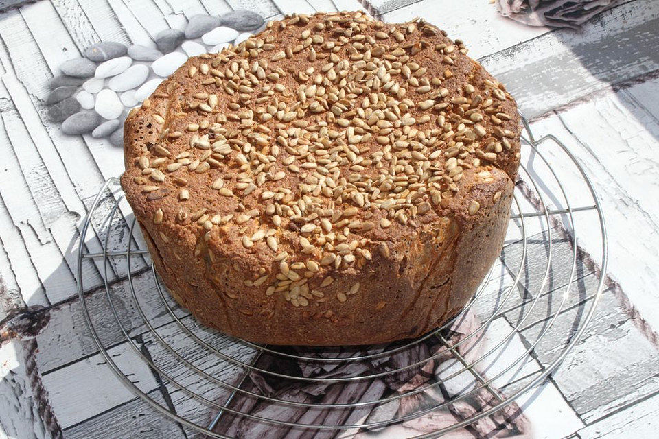 Dinkel-Weizen-Sauerteig-Vollkorn-Brot mit Sonnenblumenkernen, Kürbiskernen und Brotgewürz aus dem Bräter