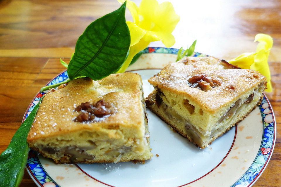 Gedeckter Apfelkuchen mit Walnüssen und Kokosraspeln