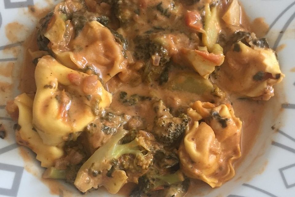 Tortelloni in Spinat-Tomaten-Brokkoli-Käse-Soße