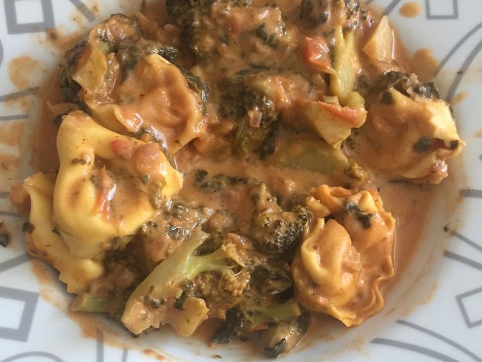 Tortelloni in Spinat-Tomaten-Brokkoli-Käse-Soße von OnkelKlausi| Chefkoch
