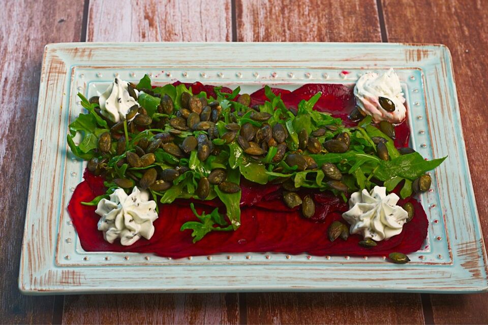 Rote Bete-Carpaccio mit Ziegenkäse und Walnüssen