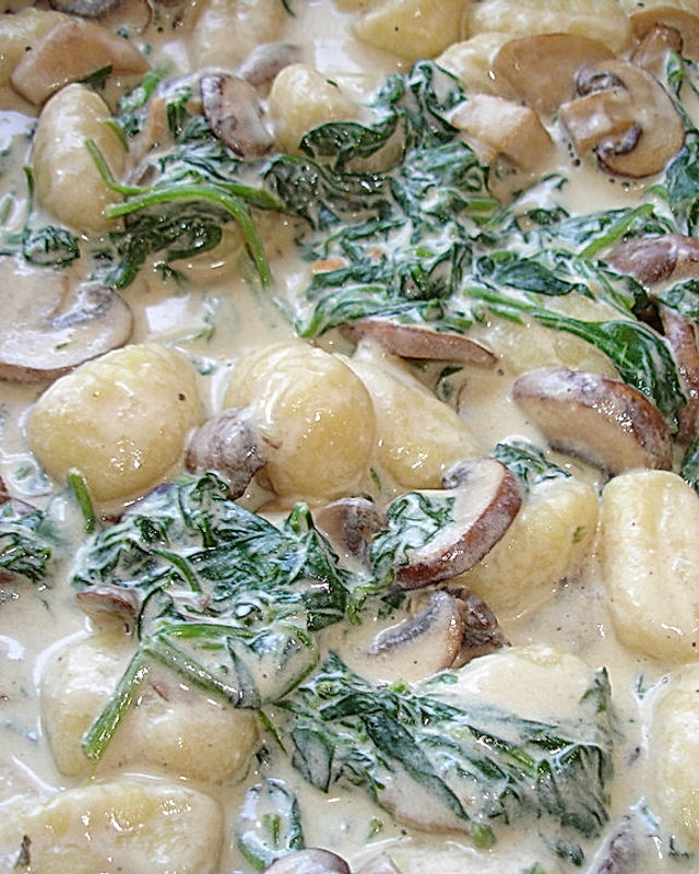 Gnocchi mit Pilzen und Spinat in cremiger Sauce