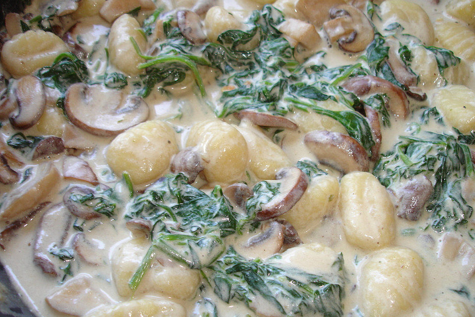 Gnocchi mit Pilzen und Spinat in cremiger Sauce