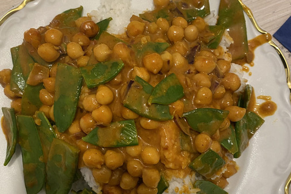 Veganes Kichererbsencurry mit Zuckerschoten und Reis