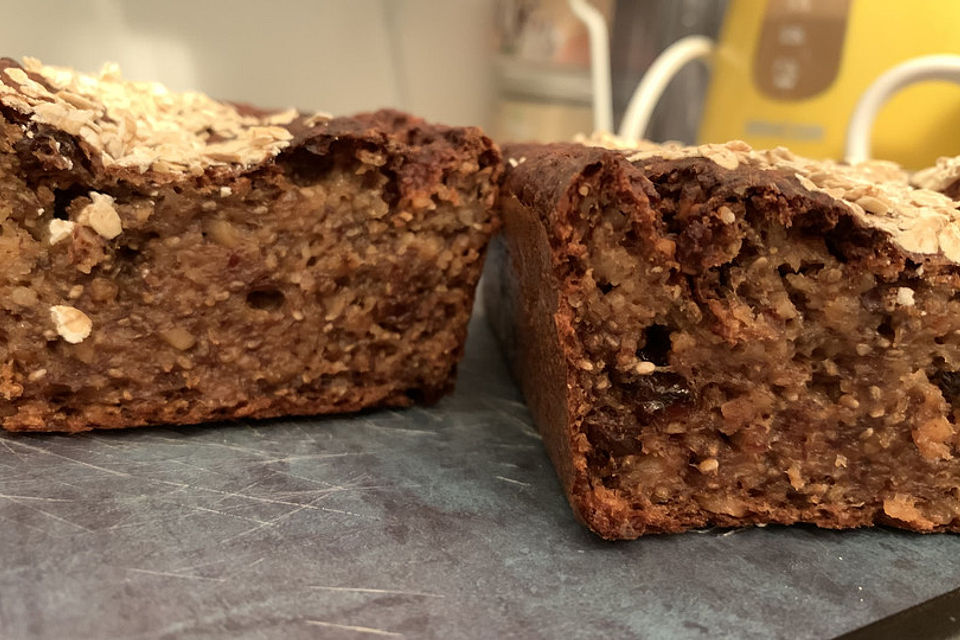 Bananenbrot mit Nüssen und Rosinen ohne Zucker