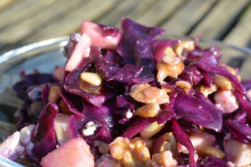 Rotkohlsalat mit Blauschimmelkäse