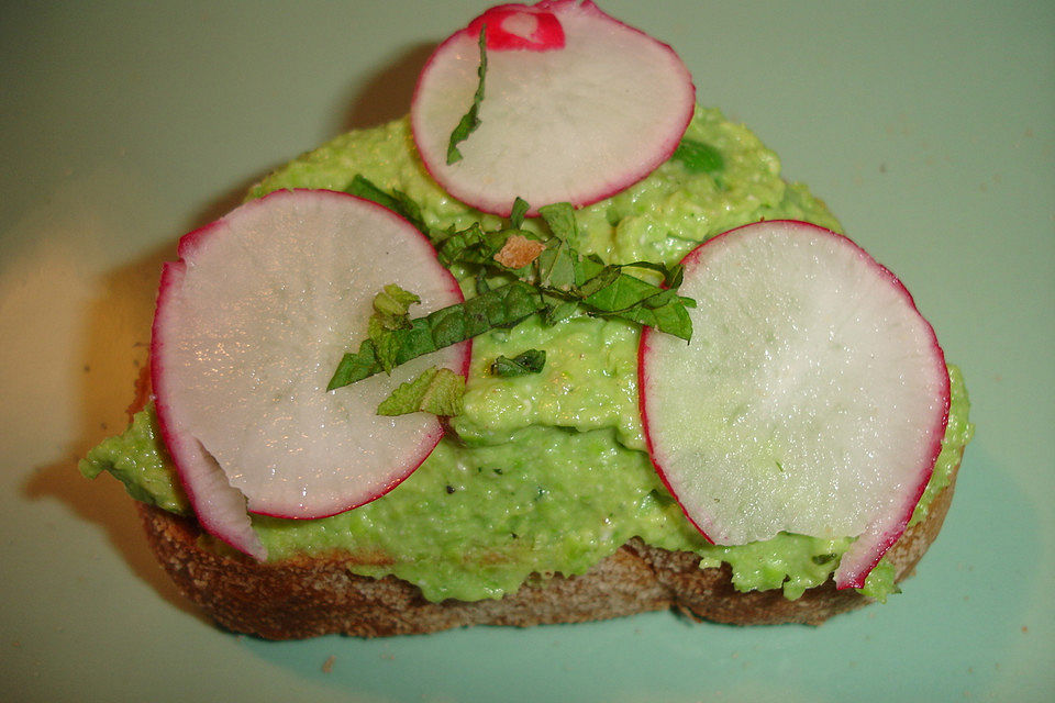 Crostini mit Erbsen, Minze und Radieschen