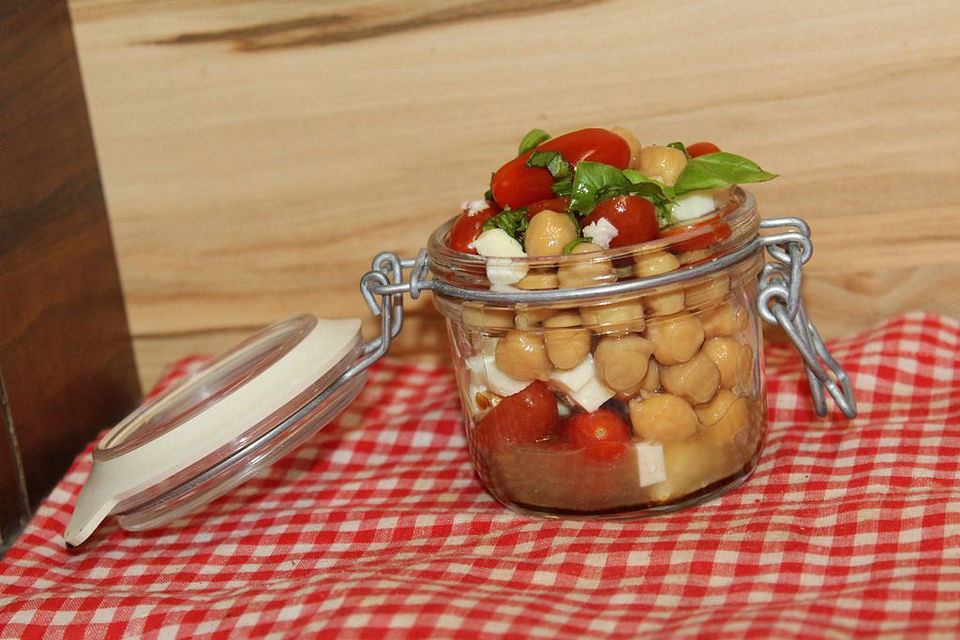 Kichererbsensalat mitTomaten, Halluomi und Basilikum-Balsamicovinaigrette