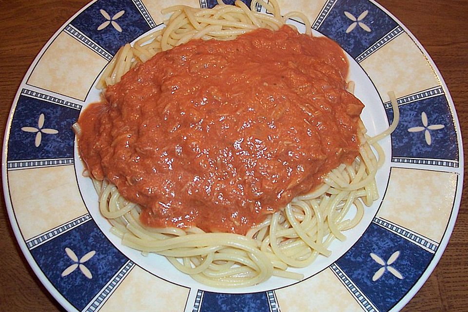 Spaghetti mit Tomaten - Thunfischsoße