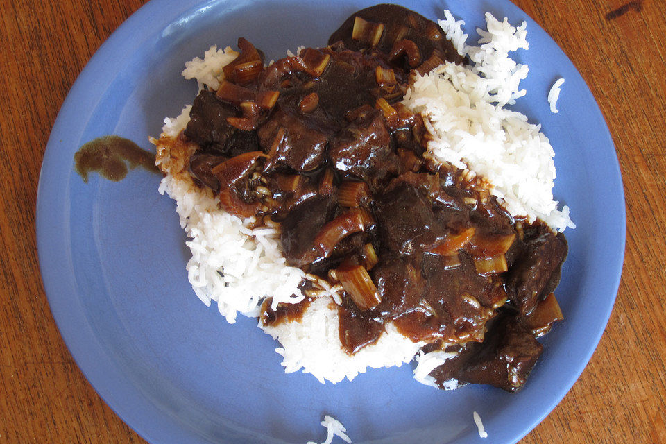 Chinesisches Rindfleisch mit Staudensellerie und Reis