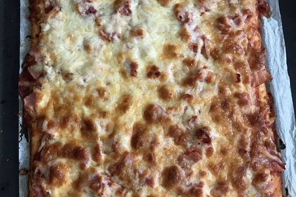 Pizza mit Tomaten, Schinken und Käse