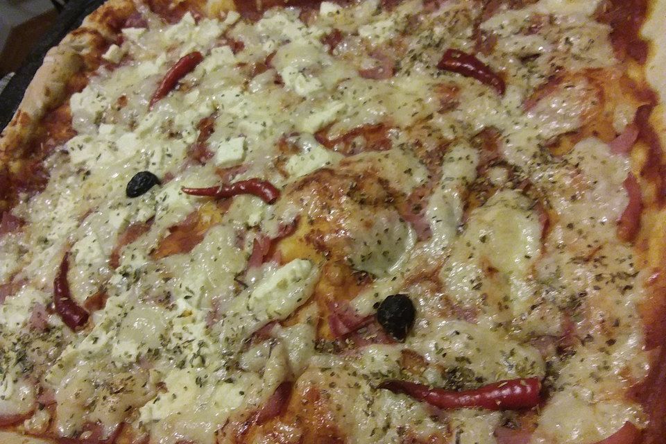 Pizza mit Tomaten, Schinken und Käse