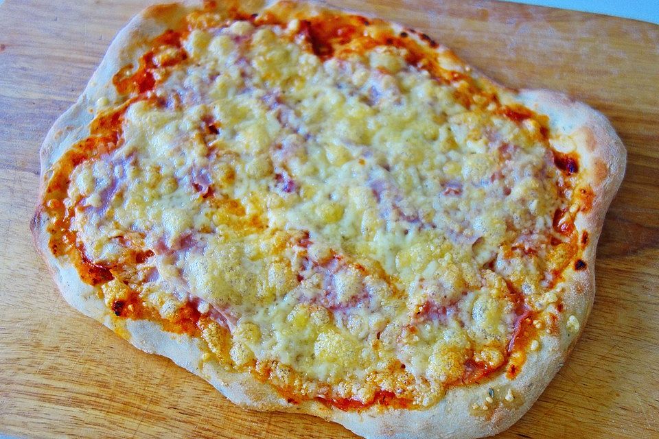 Pizza mit Tomaten, Schinken und Käse