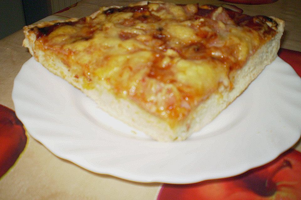 Pizza mit Tomaten, Schinken und Käse