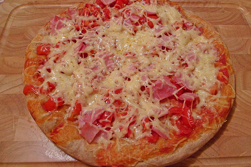 Pizza mit Tomaten, Schinken und Käse