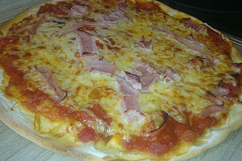 Pizza mit Tomaten, Schinken und Käse