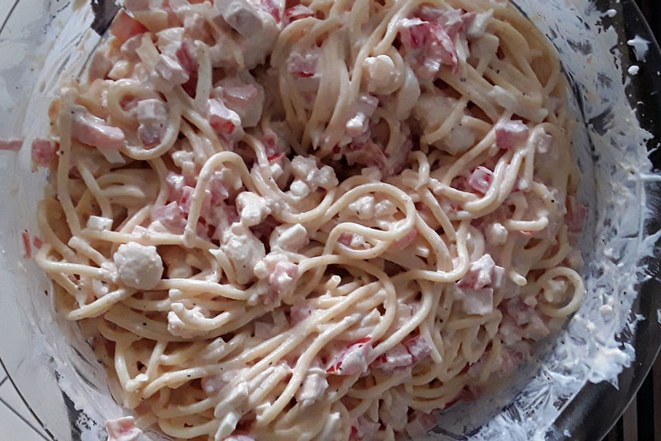 Spaghettisalat mit Blumenkohl, Tomaten, Fleischwurst und Eiern