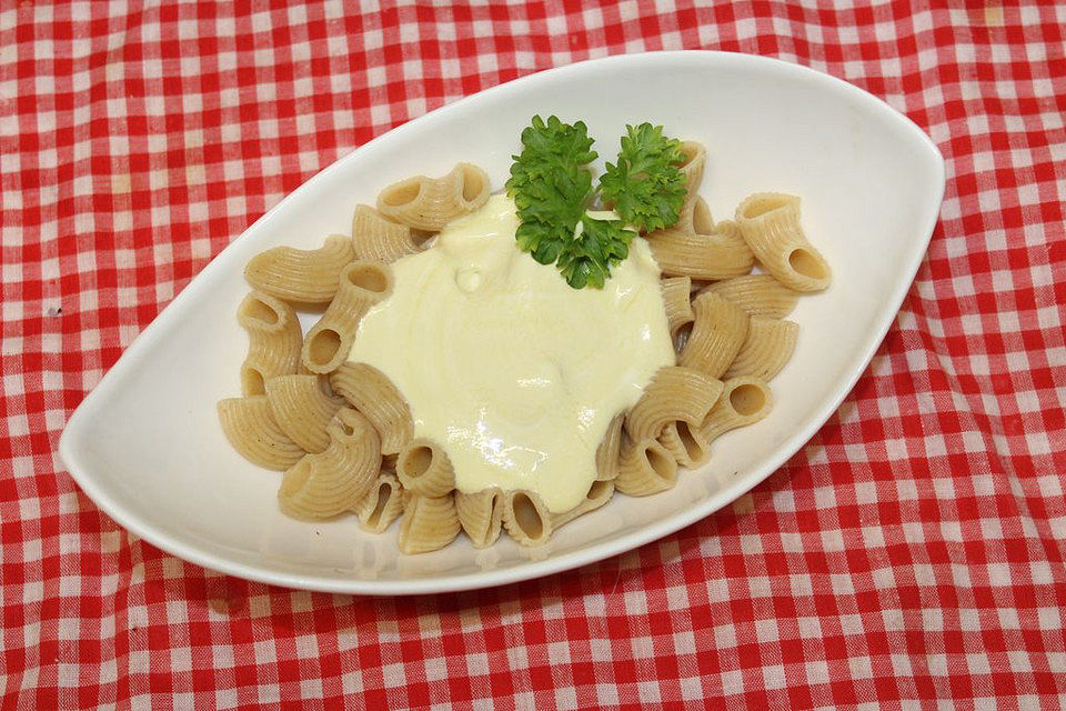 Nudelsalat mit Joghurt und süßem Senf