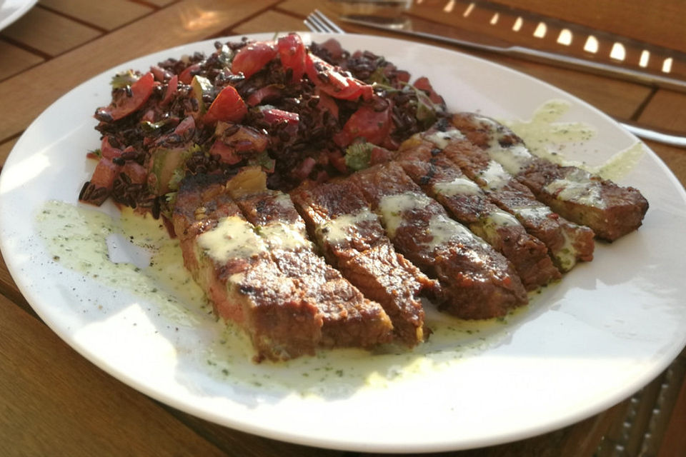 Mexikanisches Steak mit schwarzem Reissalat