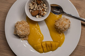 Kokosmilch-Reisbällchen mit Mangomus