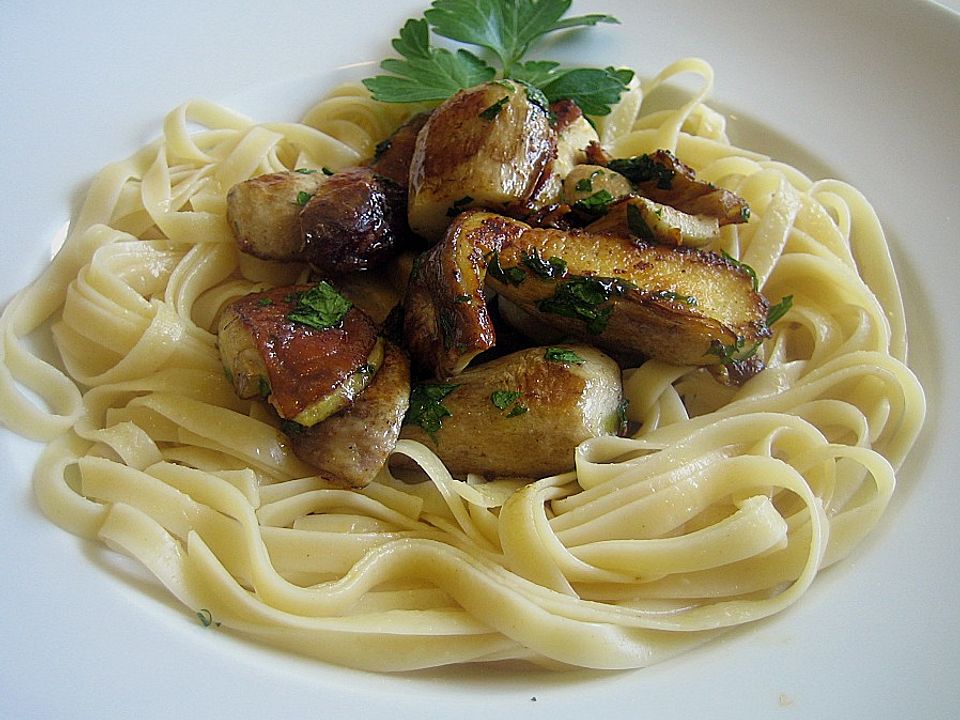 Bavette/Tagliatelle mit Steinpilzen aus Umbrien von julitschka | Chefkoch
